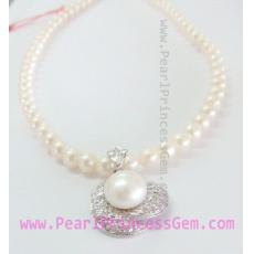 Mid-length White Pearl Necklace with Flower Pendant: สร้อยไข่มุกกลมเกรด A จี้ดอกไม้เพชร