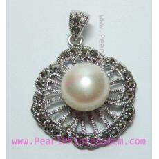 Thai Style Silver Pearl Charm: จี้ไข่มุกบนดอกไม้ลายไทย