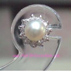 Diamond Pearl Earrings: ต่างหูไข่มุกแท้ล้อมเพชร