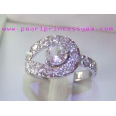 White Quartz with Diamond Ring:แหวนพลอยโอบเพชร
