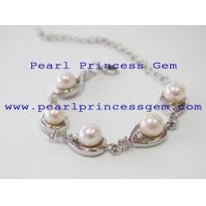White Pearl Bracelet: สร้อยข้อมือประดับไข่มุกแท้สีขาว