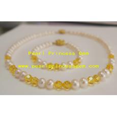 White Pearl with Golden Crystal: ชุดสร้อยไข่มุกประดับคริสตัสสีทอง