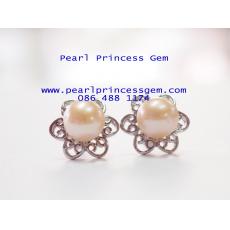 Peach Pearl Earrings: ต่างหูไข่มุกสีส้มบนก้านดอกไม้