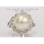 White Pearl with Diamond Glimmer Ring:แหวนไข่มุกประดับเพชร(WG)