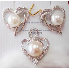 White Pearl on Heart Set:ชุดจี้และต่างหูไข่มุกแท้เรือนหัวใจ