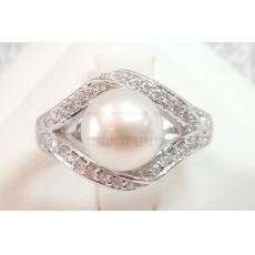 White Pearl and Diamond Glimmer Ring:แหวนไข่มุกประดับเพชร(WG)