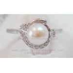 White Pearl and Diamond Glimmer Ring:แหวนไข่มุกประดับเพชร(WG)