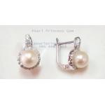 White Pearl and Diamond Glimmer Earrings:ต่างหูไข่มุกแท้ล้อมเพชรขาล็อก(WG)