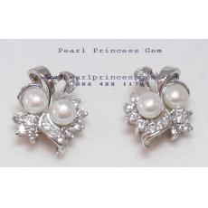 White Pearl and Diamond Glimmer Earrings:ต่างหูไข่มุกแท้ประดับเพชร(WG)