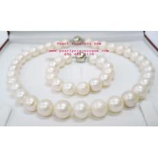 Large White Pearl Set:ชุดสร้อยคอและสร้อยข้อมือไข่มุกแท้เม็ดกลมโตสีขาว