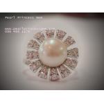 Large Pearl and Diamond Glimmer Ring:แหวนไข่มุกประดับเพชร(WG)