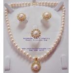 Pearl Necklace with Daisy Pearl Pendant Set:ชุดไข่มุกสีขาวประดับจี้ดอกเดซี่สีทอง