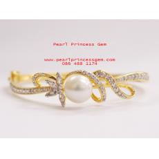 White Pearl with Diamond Glimmer:กำไลข้อมือไข่มุกแท้ตัวเรือนสีทอง