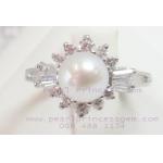 White Pearl and Diamond Glimmer Ring:แหวนไข่มุกล้อมเพชร(WG)