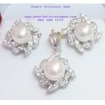 White Pearl With Diamond Glimmer Set:ชุดจี้และต่างหูไข่มุกล้อมเพชร(WG)