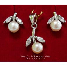 White Pearl Set:ชุดจี้และต่างหูไข่มุกแท้ทรงดอกไม้