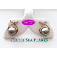 ต่างหูเรือนทองประดับไข่มุกเซาท์ซีล้อมเพชรแท้ : Pitachio Green South Sea Pearls Diamond Earrings